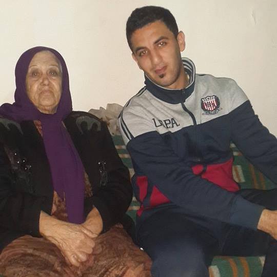 الحاجة لطفية سعيد علي اسماعيل (أم حسن) وبجانبها حفيدها محمد سلمان شيري