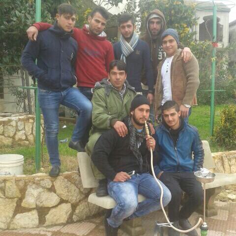 الفقيد الشاب محمد نبيل خريس (19 عاماً)  مع بعض أصدقائه