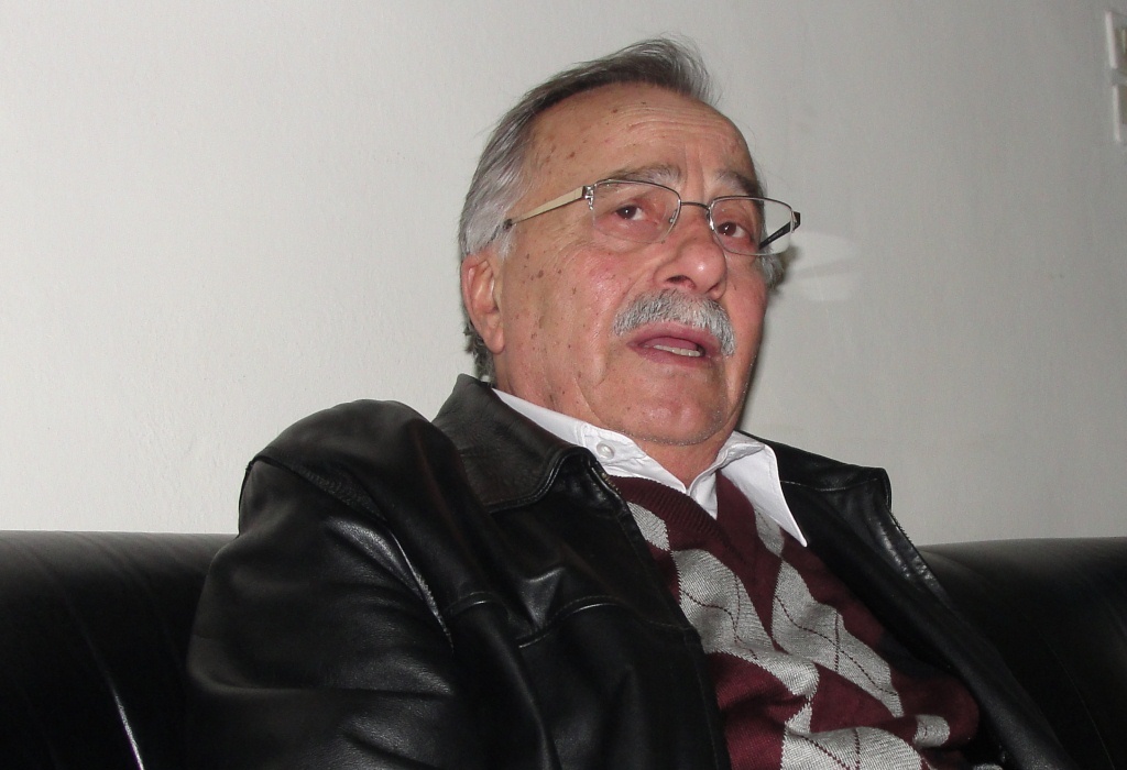 مؤلف الكتاب الأستاذ كامل فاعور، رئيس بلدية الخيام الأولى بعد التحرير