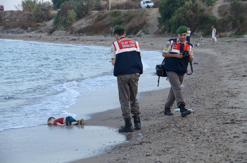 صورة هزّة العالم: طفل لابوين سوريين وجد غريقاً على الشواطئ التركية 