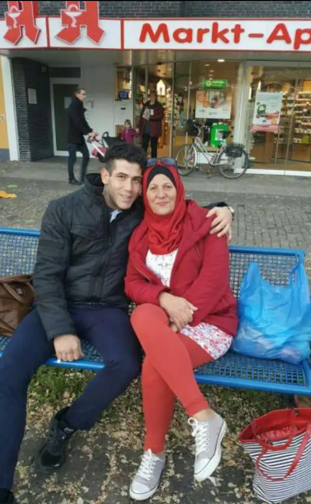 محمد عطوي الذي ولد في ألمانيا قبل 27 عاماً.. مع والدته