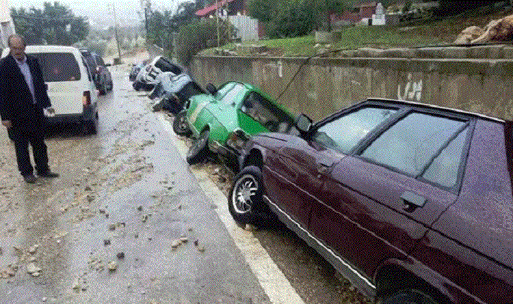 صورة مضحكة مبكية: سقوط مجموعة من السيارات في الخندق جراء سوء تنفيذ المشاريع وغياب الرقابة