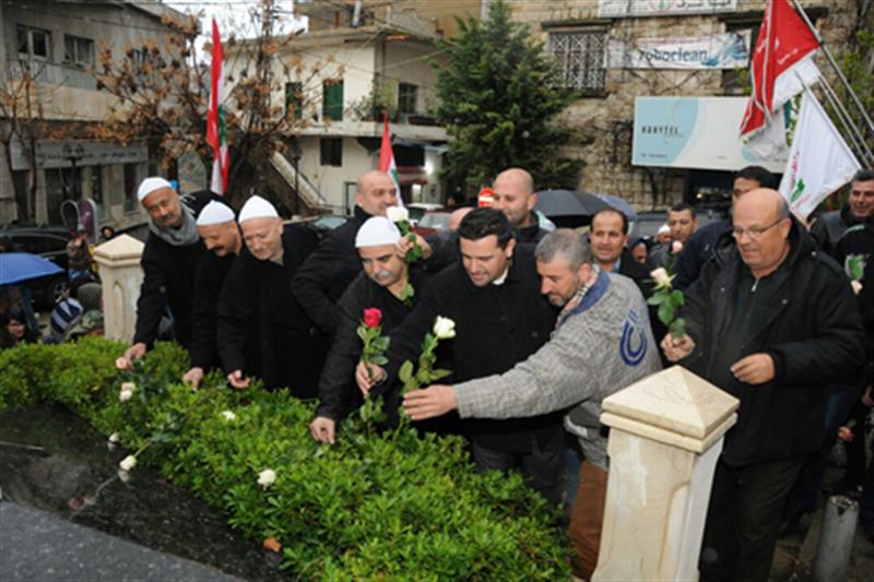 ورد على النصب التذكاري لشهداء المقاومة الوطنية في حاصبيا (طارق أبو حمدان)