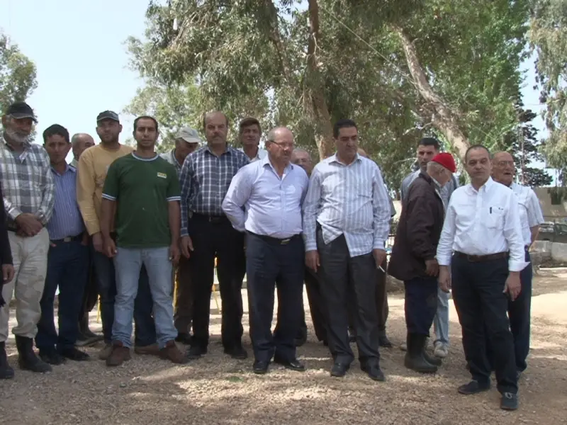 رئيس جمعية التعاونية لادارة مياه نبع الدردارة المهندس جهاد الشيخ وعدد من المزارعين