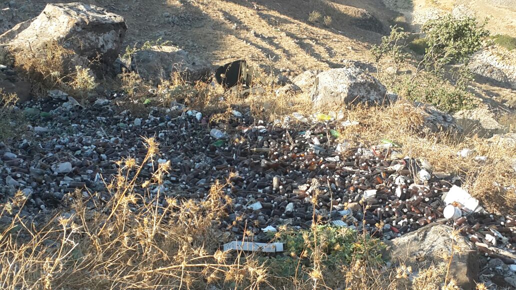 تم رمي تلك المواد على على رأس منحدر فوق مجرى نهر الحاصباني، أحد روافد نهر الأردن