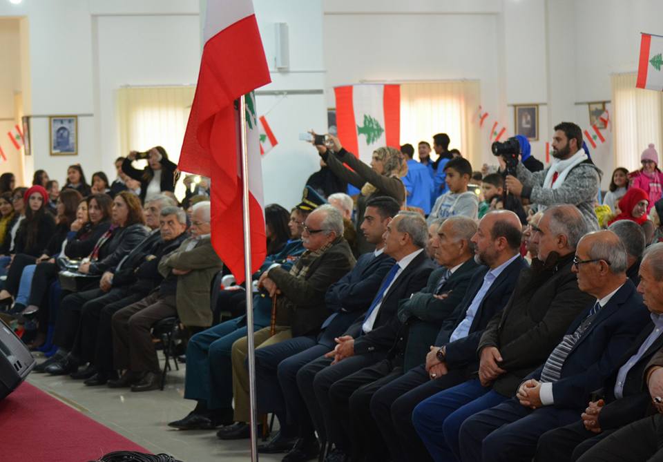 رئيس بلدية الخيام متوسطاً الحضور في الاحتفال الذي أقيم في نادي الخيام الثقافي بالاستقلال