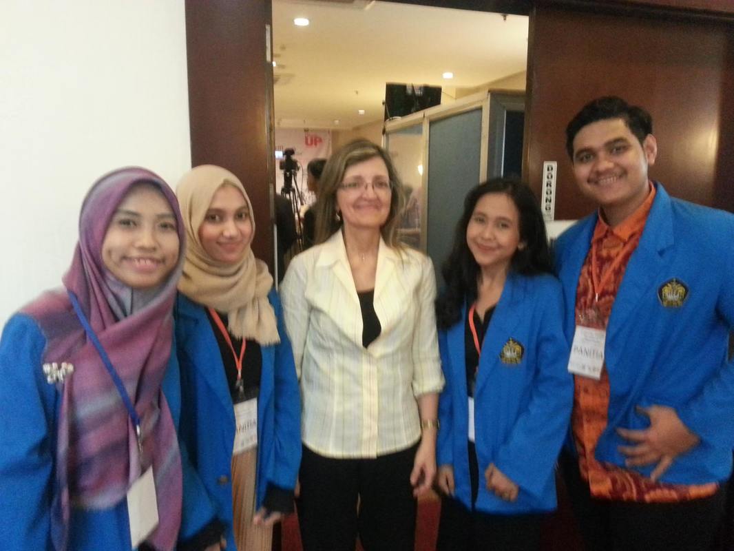 الدكتورة مي العبدالله مع طلاب أندونيسيين