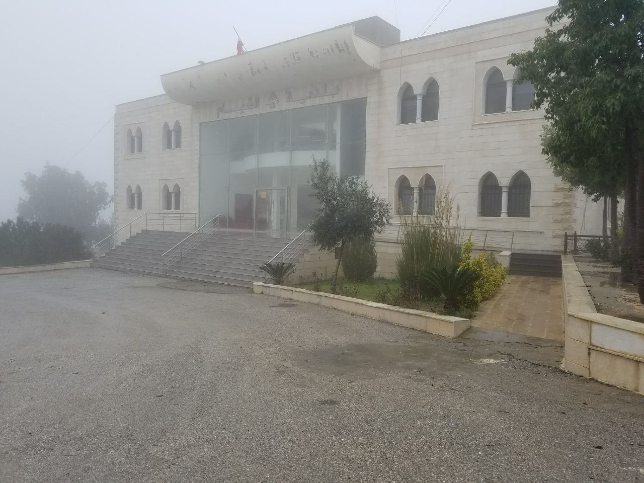 مبنى بلدية الخيام.. مع بدء زوال الضباب الكثيف الذي كان قد سيطر على المنطقة 