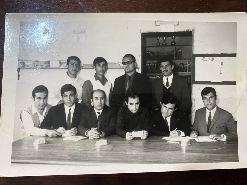 هاني شعيب  متوسطاً حسين نعيم خريس وعلي عبّود في صورة تذكارية في المكتبة العامة في الخيام مع أعضاء هيئتها التأسيسية