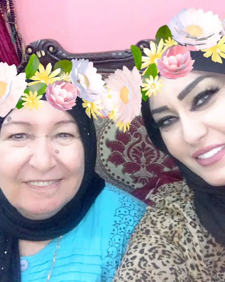 الشاعرة هدى صادق والسيدة والدتها.. كل عيد وأنتن وكل الأمهات بألف خير