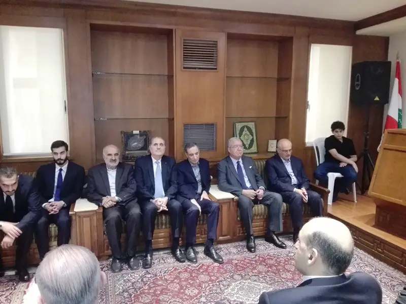 الوزير علي حسن خليل خلال تقبل التعازي بوفاة والدته في بيروت