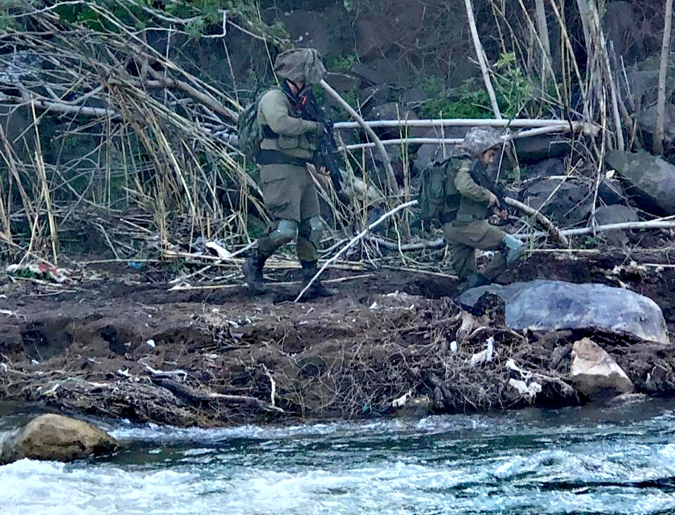 جنود صهاينة قرب السياج التقني في منطقة نهر الوزاني