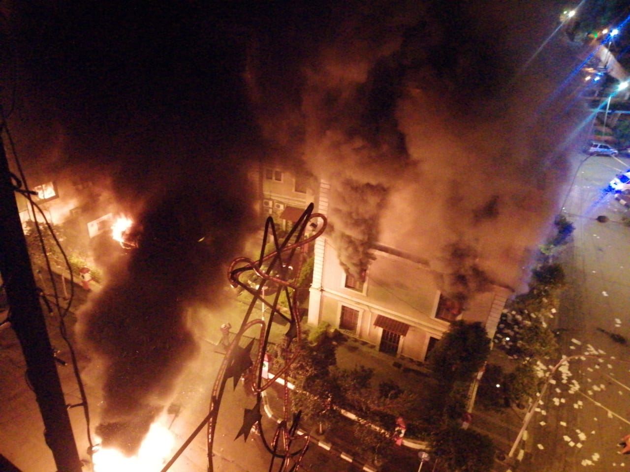 إحراق مبنى بلدية طرابلس