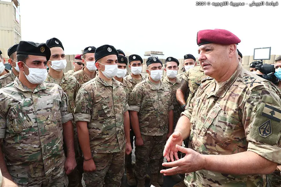 قائد الجيش العماد جوزاف عون خلال تفقّد قيادة فوج الحدود البرّية الثالث (مديرية التوجيه).