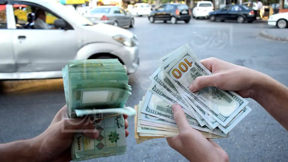 الكثير من عمليات تمرير العملة المزورة يتم عبر صرافي الشوارع (علي لمع)