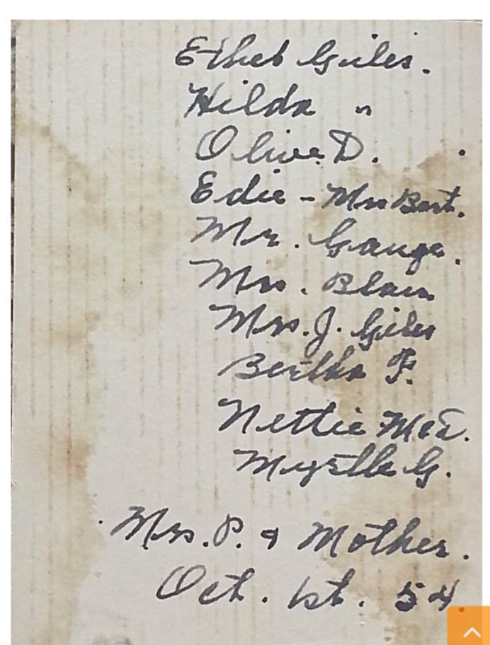 اسماء الأشخاص الموجودة في الصورة أعلاه التي تعود الى العام 1954
