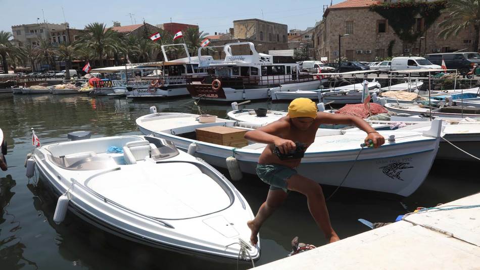 تنافس المراكب الخاصة مراكب الصيادين على المساحات القليلة في المرفأ (علي علوش)