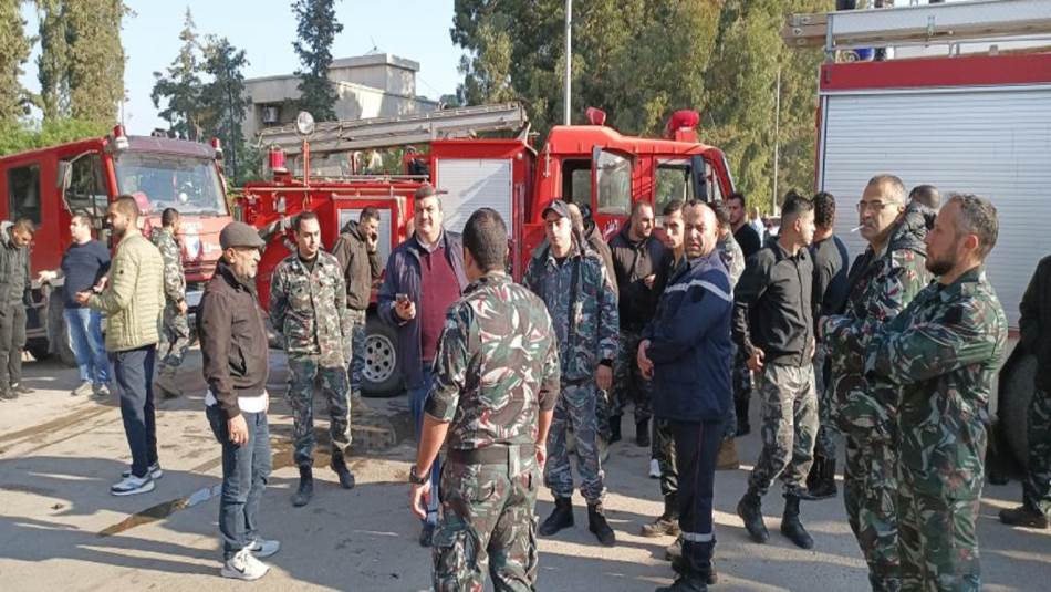 قطع عناصر فوج الاطفاء في ‫‫طرابلس الطريق أمام اتحاد بلديات الفيحاء(يحيى حبشيتي)