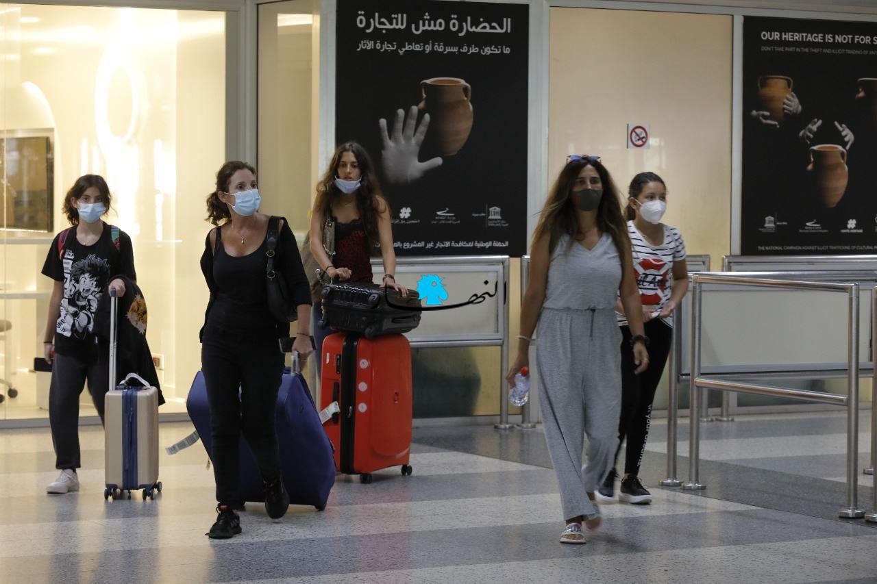 مسافرات في مطار بيروت (مارك فياض)