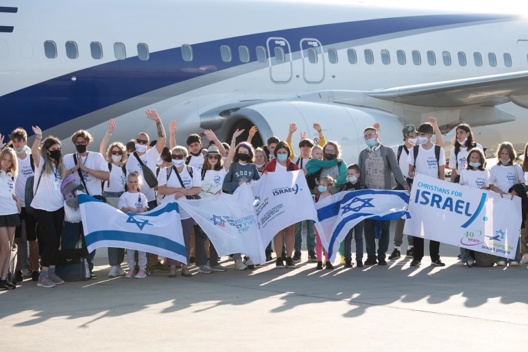 في عام 2020 قامت الوكالة اليهودية بنقل آلاف من يهود أوكرانيا إلى إسرائيل (الجزيرة)