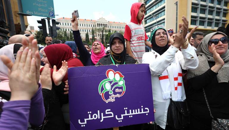 قضية حق الأم اللبنانية بمنح الجنسية لأبنائها تؤكد أن قضايا النساء سياسية بامتياز (علي علّوش)