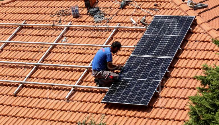 الطاقة الشمسية تحد من الاعتماد على كهرباء الدولة والمولدات الخاصة (المدن)
