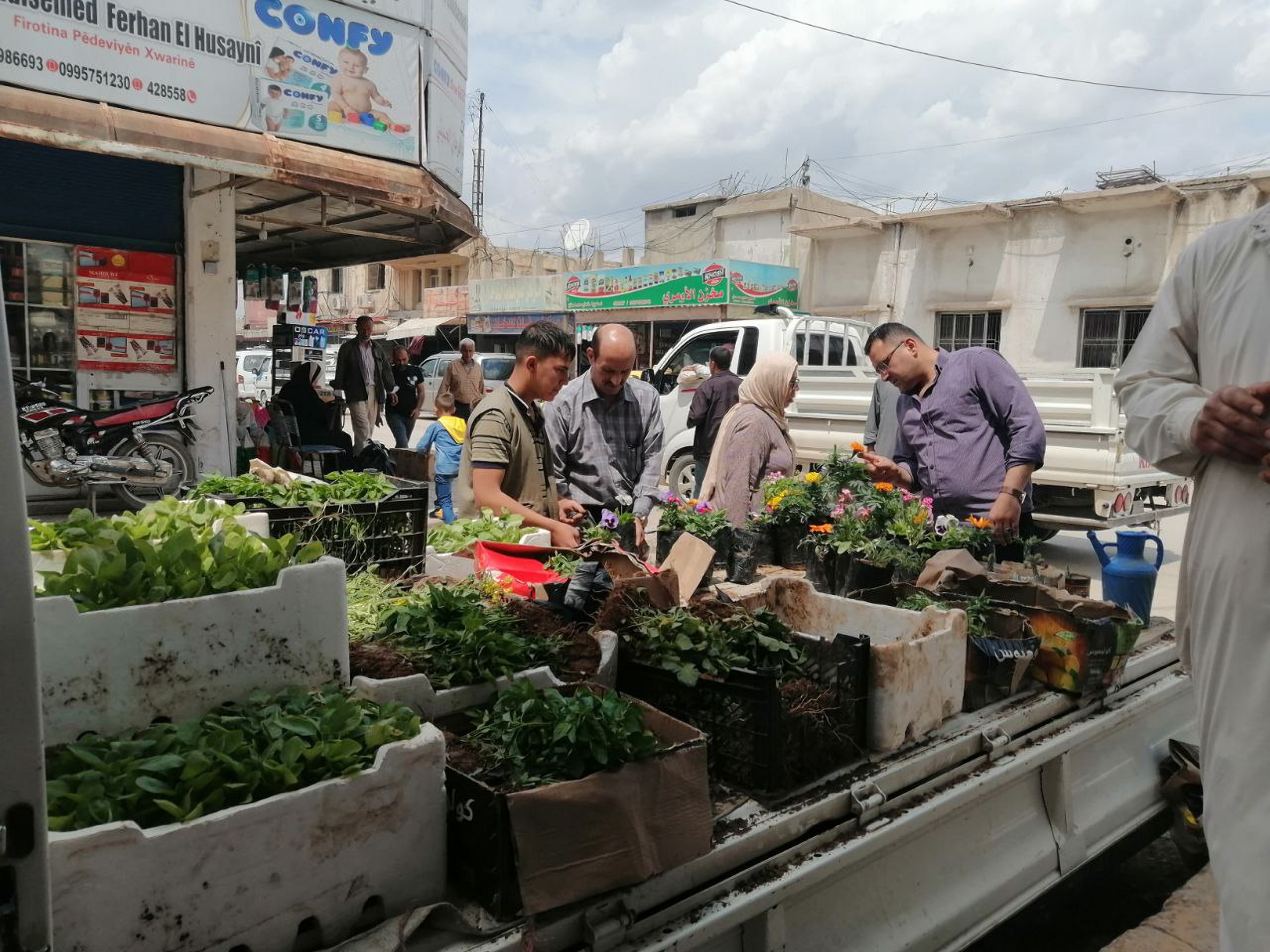 بائع خضار في أحد شوارع القامشلي (سلام حسن)