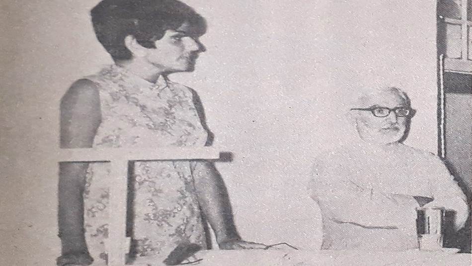 روزي شعيب رئيسة منتدى النادي الرياضي لدير القنر، تقدّم المطران غريغوار حداد عند القاء مجاضرته عام 1966