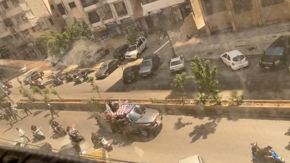 مسيرة سيارة تحمل العلم الأميركي وأعلام عشيرة آل زعيتر في الضاحية الجنوبية (الانترنت)