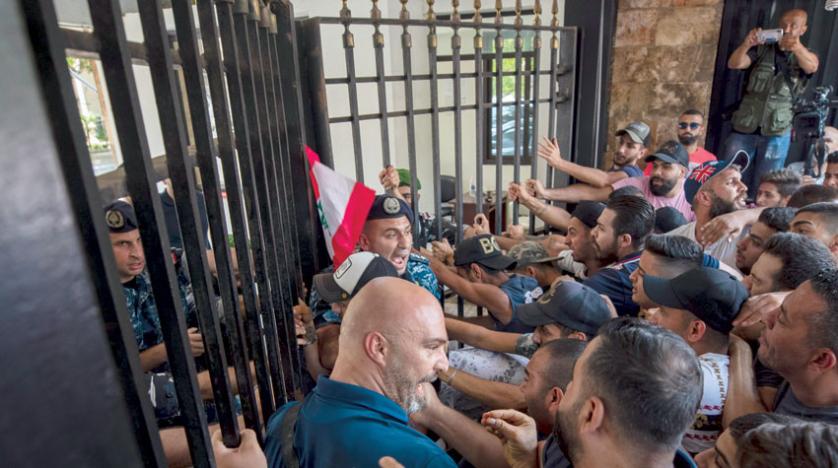 متظاهرون أمام مقر وزارة الداخلية (أ.ب)