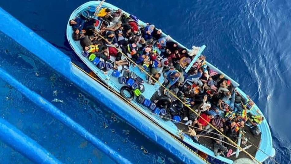 انتشلت السفينة المصرية 60 لاجئاً لبنانياً وسورياً وفلسطينياً (الصور من صفحة مجلس الوزراء المصري)