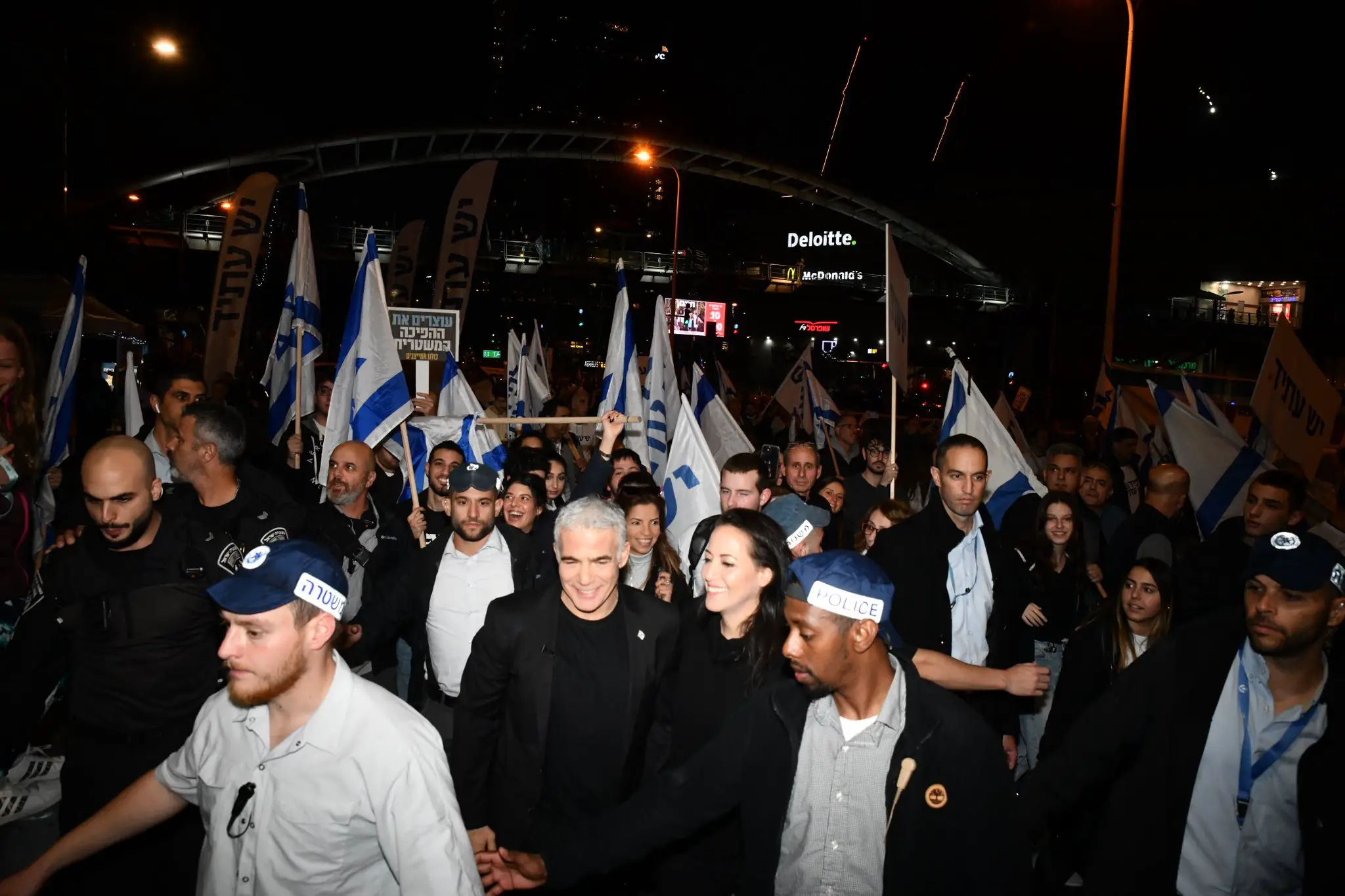 نشر لابيد تغريدة مرفقة بصور تظهر مشاركته في تظاهرة تل أبيب