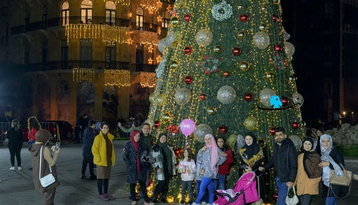 شجرة الميلاد في ساحة الشهداء (تعبيرية- نبيل اسماعيل).
