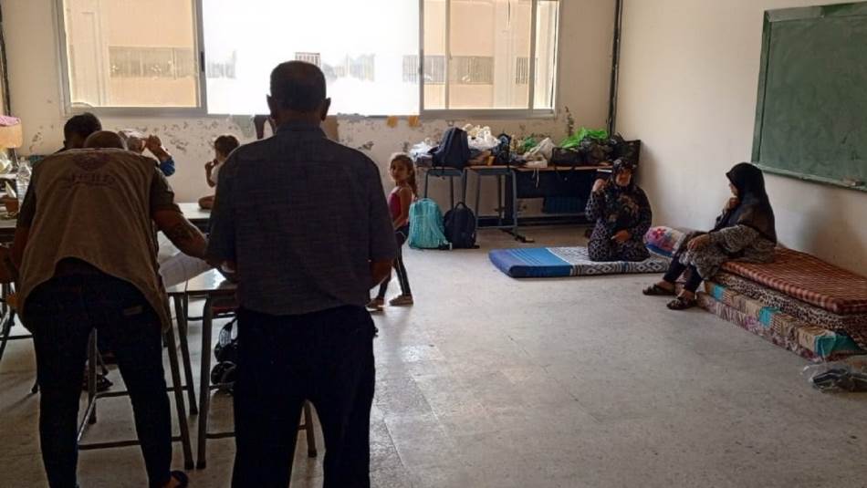 جهات حزبية فتحت مدارس في صور لإيواء نازحين سوريين نزحوا من مناطق حدودية (علي علّوش)