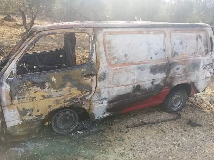 إحراق باص في المنية إثر عملية سرقة