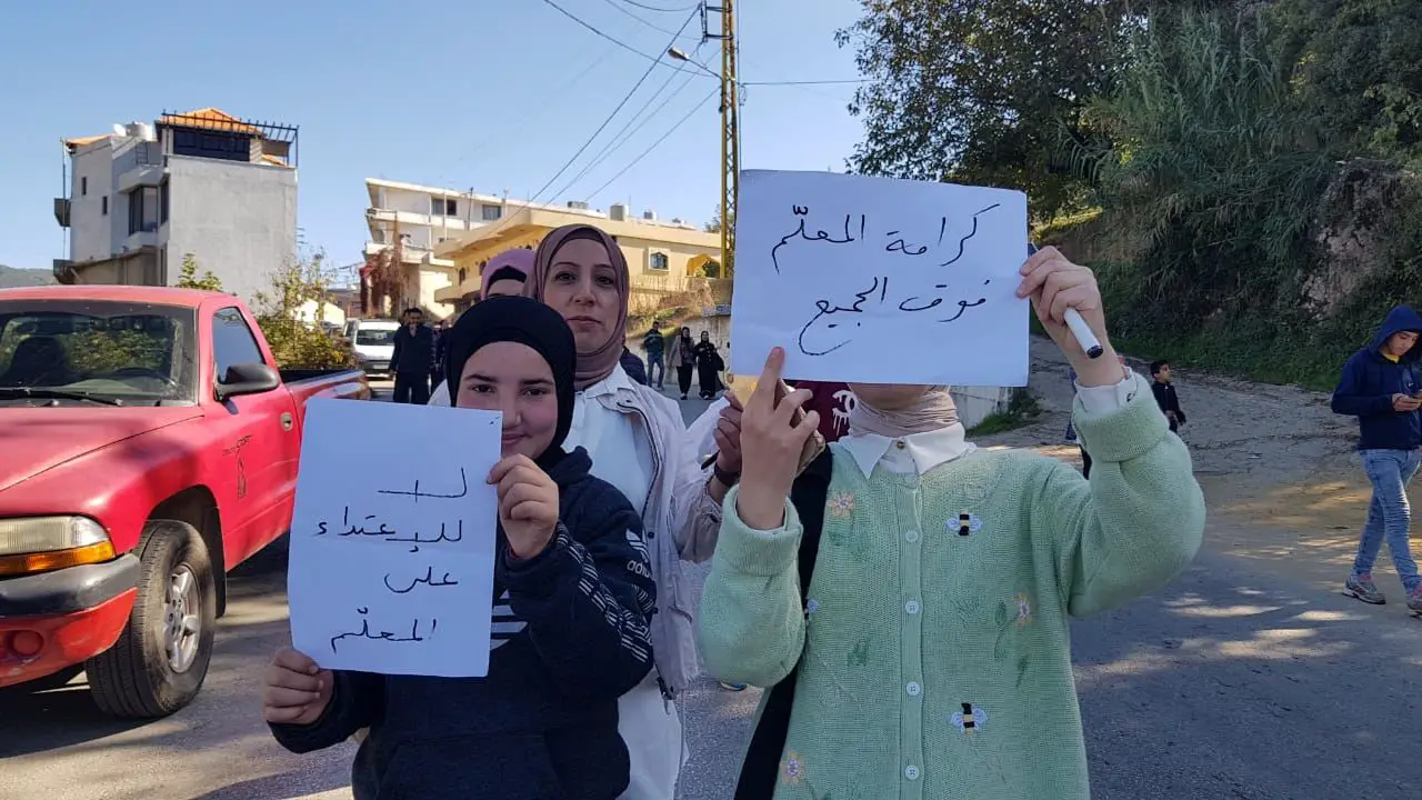 تعطيل المدارس في بلدة فنيدق احتجاجاً على الاعتداء الذي تعرّضت له المدرسة الرسميّة فيها.