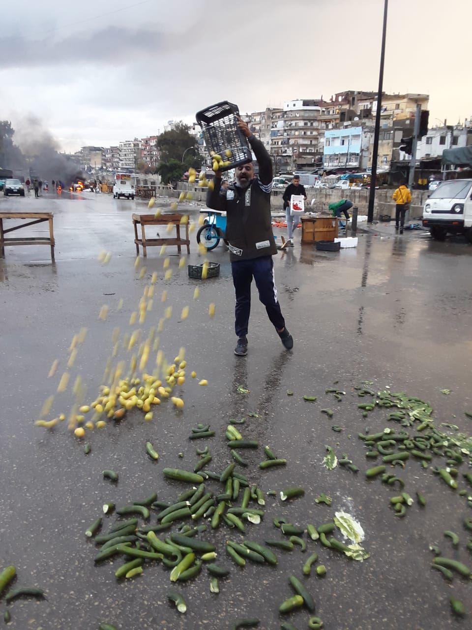صاحب بسطة يرمي الخضار على الطريق
