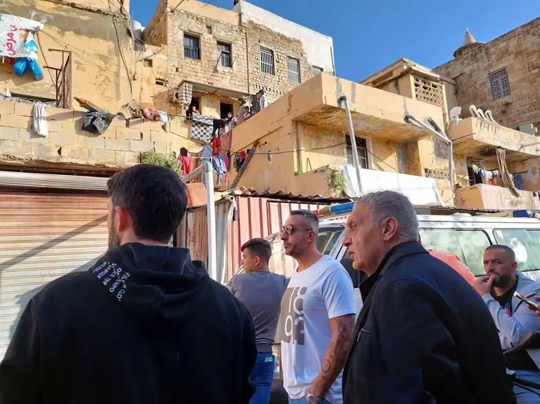 من مكان انهيار سقف المبنى في صيدا القديمة