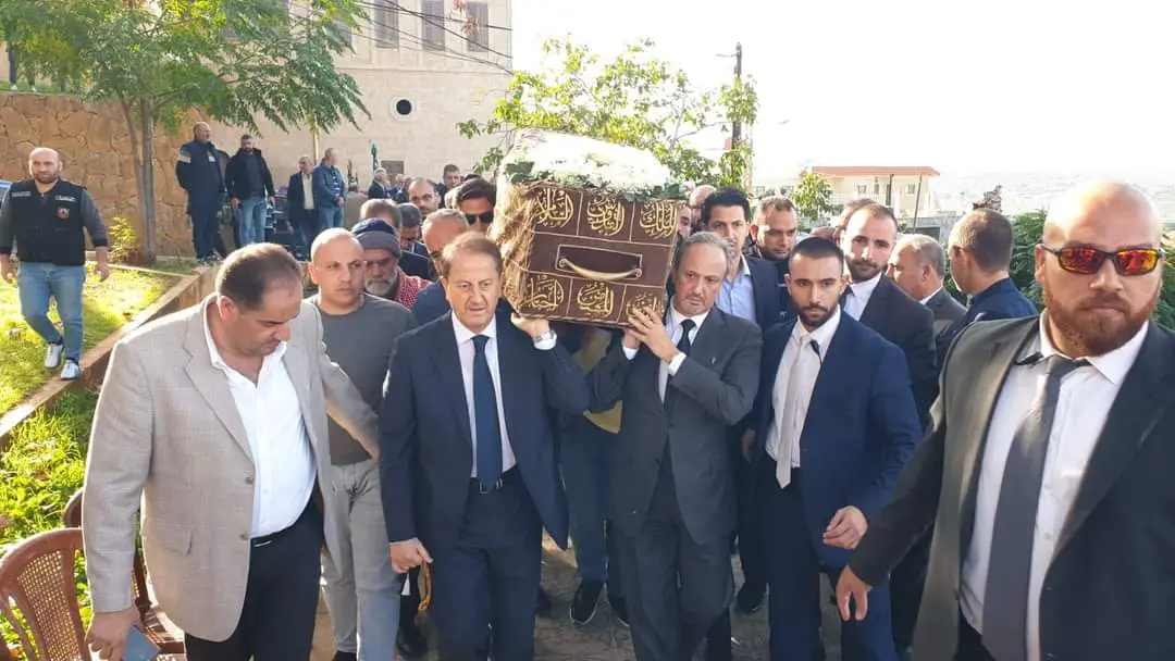 وزير خارجية دولة الكويت الشيخ سالم عبدالله جابر الصباح يحمل نعش والدته مع شقيقها النائب والوزير السابق طلال المرعبي.