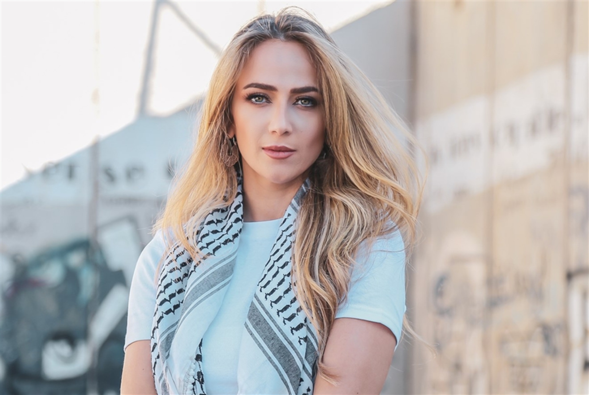 تشكّل الباحثة والمغنية الفلسطينية دلال أبو آمنة مصدر قلق للصهاينة