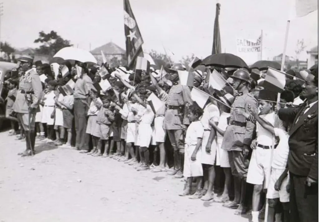 طلاب مدرسة في النبطية يشاركون في احتفال رسمي بدايات القرن الماضي