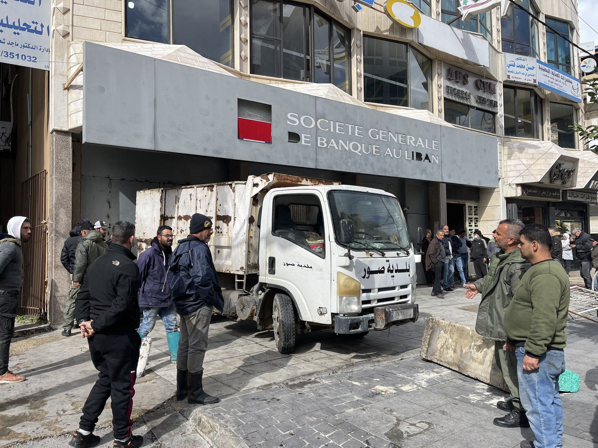 عمال بلدية صور يقفلون بوابة مصرف سوسيتيه جنرال بشاحنة للنفايات!