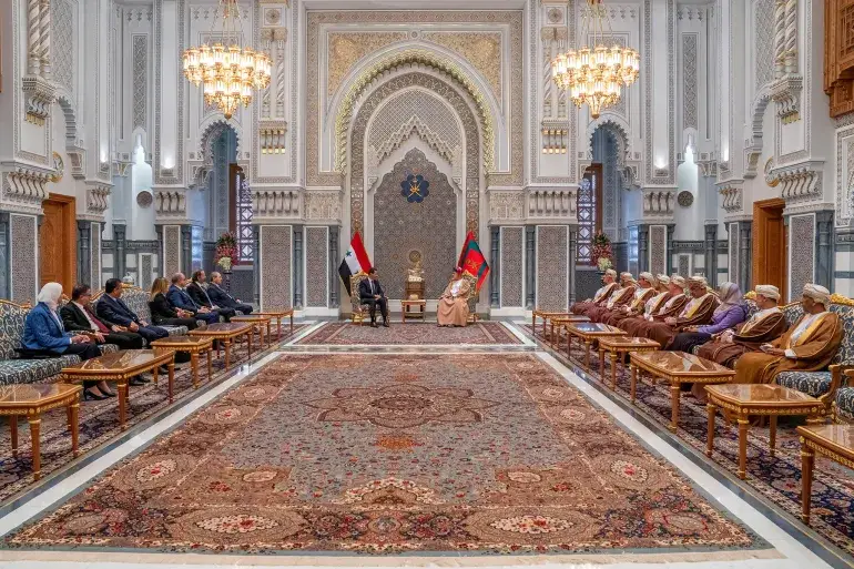 السلطان هيثم بن طارق مستقبلا، اليوم الاثنين، الرئيس السوري بشار الأسد والوفد المرافق له في زيارة رسمية إلى سلطنة عُمان (رويترز)