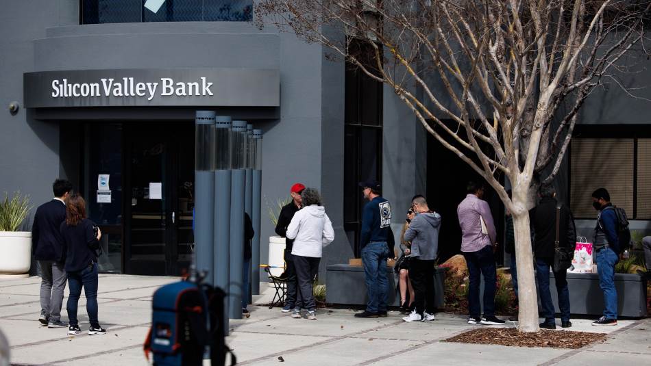 خسائر الأسهم المصرفيّة لم تقتصر على بورصات الولايات المتحدة الأميركيّة (Getty)