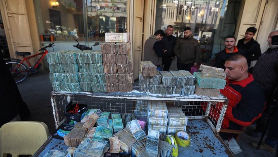 يستغل الإيرانيون سوق القطع العراقي لشراء الدولار النقدي والالتفاف على العقوبات (Getty)