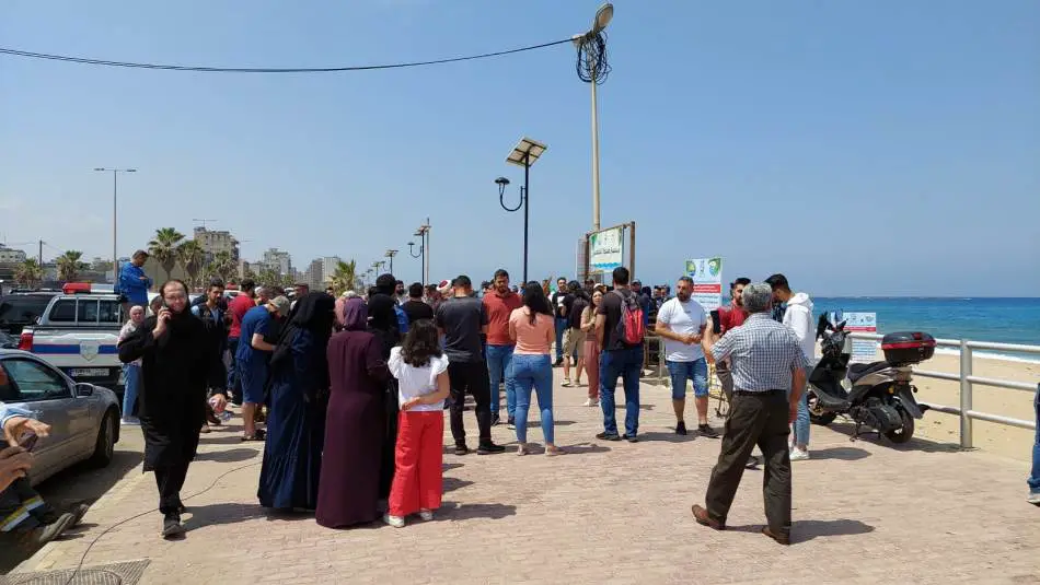 تحول الكورنيش البحري المحاذي للشاطىء إلى ساحة مواجهة (المدن)