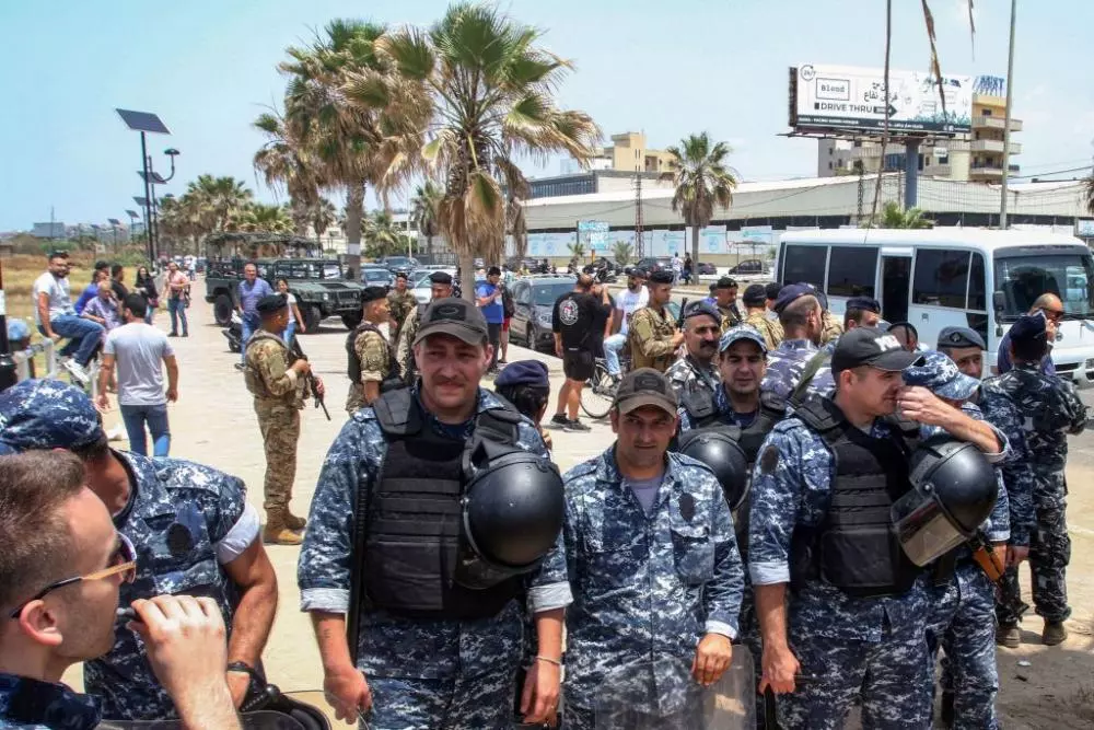 القوى الأمنية تفصل بين المتظاهرين في صيدا - غيتي