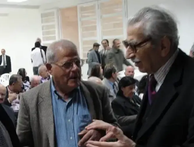 الأستاذ حبيب صادق يتحدث إلى والد المناضلة سهى بشارة (أرشيف)