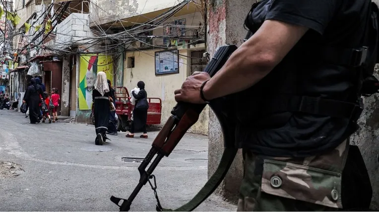 مسلح في مخيم فلسطيني في لبنان