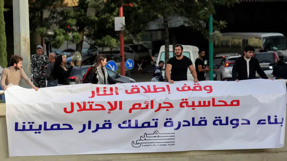 حاولوا الاعتداء الجسديّ على المتظاهرين، وتوجيه الشتائم لهم وتحديدًا للنساء (علي علوش)